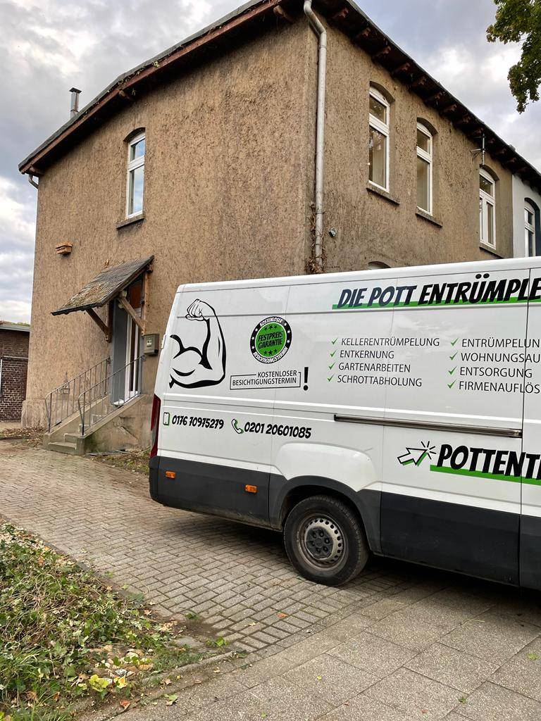 Natürlich! Hier ist ein passender Text für pottentruempler.de mit dem Hauptkeyword "Entrümpelung": Vor einem braunen Haus parkt ein weißer Transporter, dessen auffällige schwarze und grüne Beschriftung sofort ins Auge fällt. Das markante Muskel-Logo auf dem Fahrzeug steht dabei sinnbildlich für kraftvolle Unterstützung bei Ihrer Entrümpelung. Als erfahrener Dienstleister für Entrümpelung bieten wir Ihnen professionelle Reinigungs- und Räumungsdienste in ganz Nordrhein-Westfalen an - zuverlässig, gründlich und transparent. Vertrauen auch Sie auf unsere Kompetenz, wenn es um die schnelle und fachgerechte Entrümpelung von Wohnungen, Häusern oder Geschäftsräumen geht!. Natürlich! Hier ist ein passender Text für pottentruempler.de mit dem Hauptkeyword "Entrümpelung": Vor einem braunen Haus parkt ein weißer Transporter, dessen auffällige schwarze und grüne Beschriftung sofort ins Auge fällt. Das markante Muskel-Logo auf dem Fahrzeug steht dabei sinnbildlich für kraftvolle Unterstützung bei Ihrer Entrümpelung. Als erfahrener Dienstleister für Entrümpelung bieten wir Ihnen professionelle Reinigungs- und Räumungsdienste in ganz Nordrhein-Westfalen an - zuverlässig, gründlich und transparent. Vertrauen auch Sie auf unsere Kompetenz, wenn es um die schnelle und fachgerechte Entrümpelung von Wohnungen, Häusern oder Geschäftsräumen geht!.